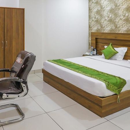 Treebo Trip Kapil Royalista Hotel Ludhiana Bagian luar foto