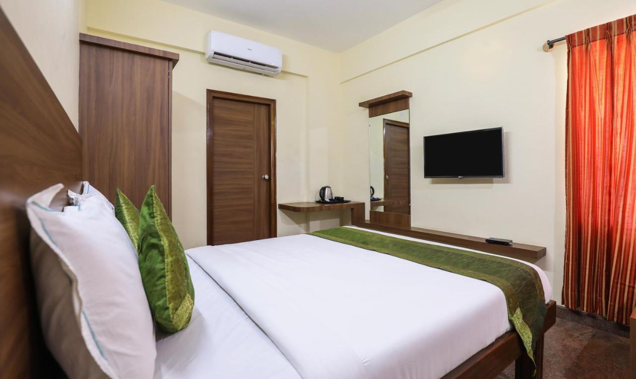 Treebo Trip Kapil Royalista Hotel Ludhiana Bagian luar foto