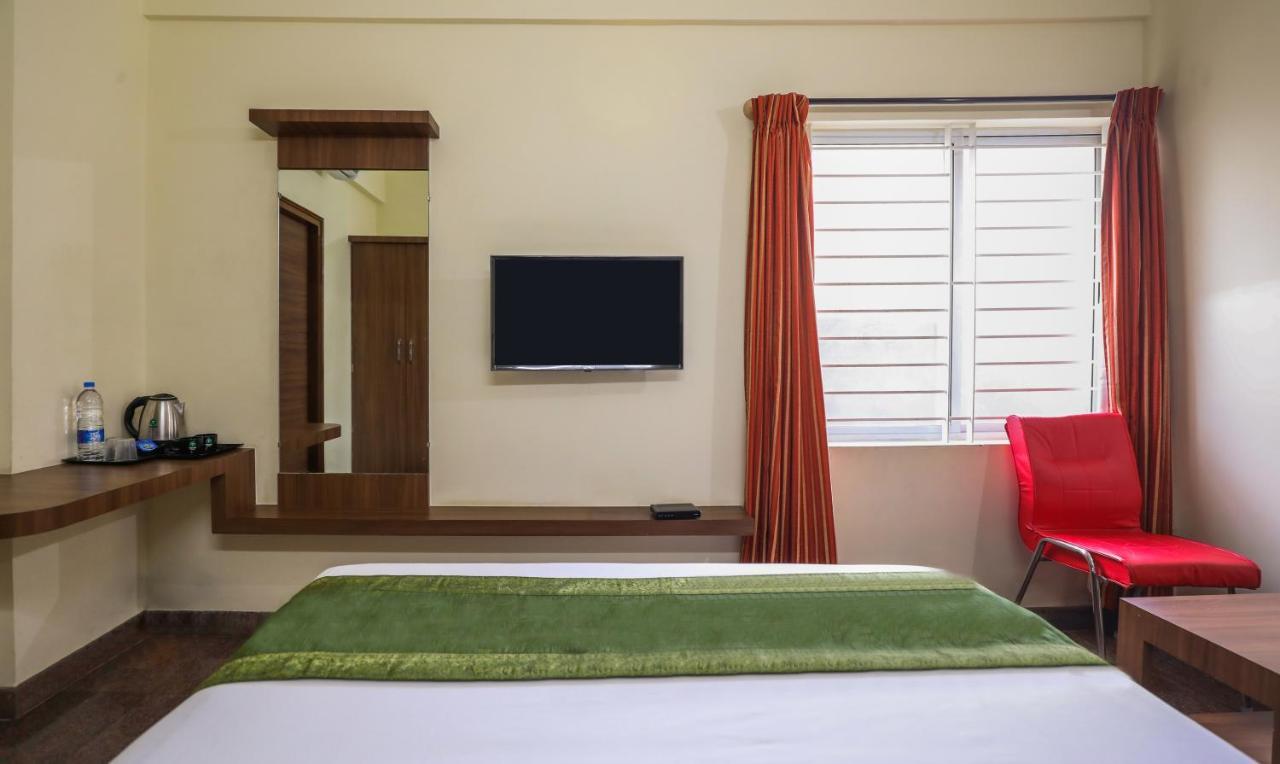 Treebo Trip Kapil Royalista Hotel Ludhiana Bagian luar foto