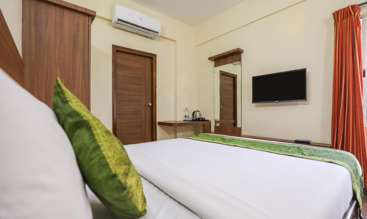 Treebo Trip Kapil Royalista Hotel Ludhiana Bagian luar foto