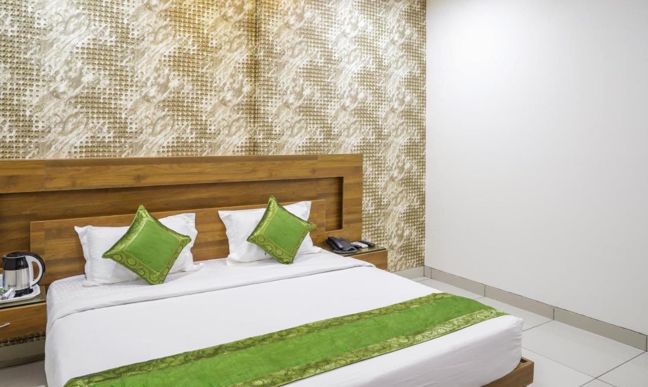 Treebo Trip Kapil Royalista Hotel Ludhiana Bagian luar foto