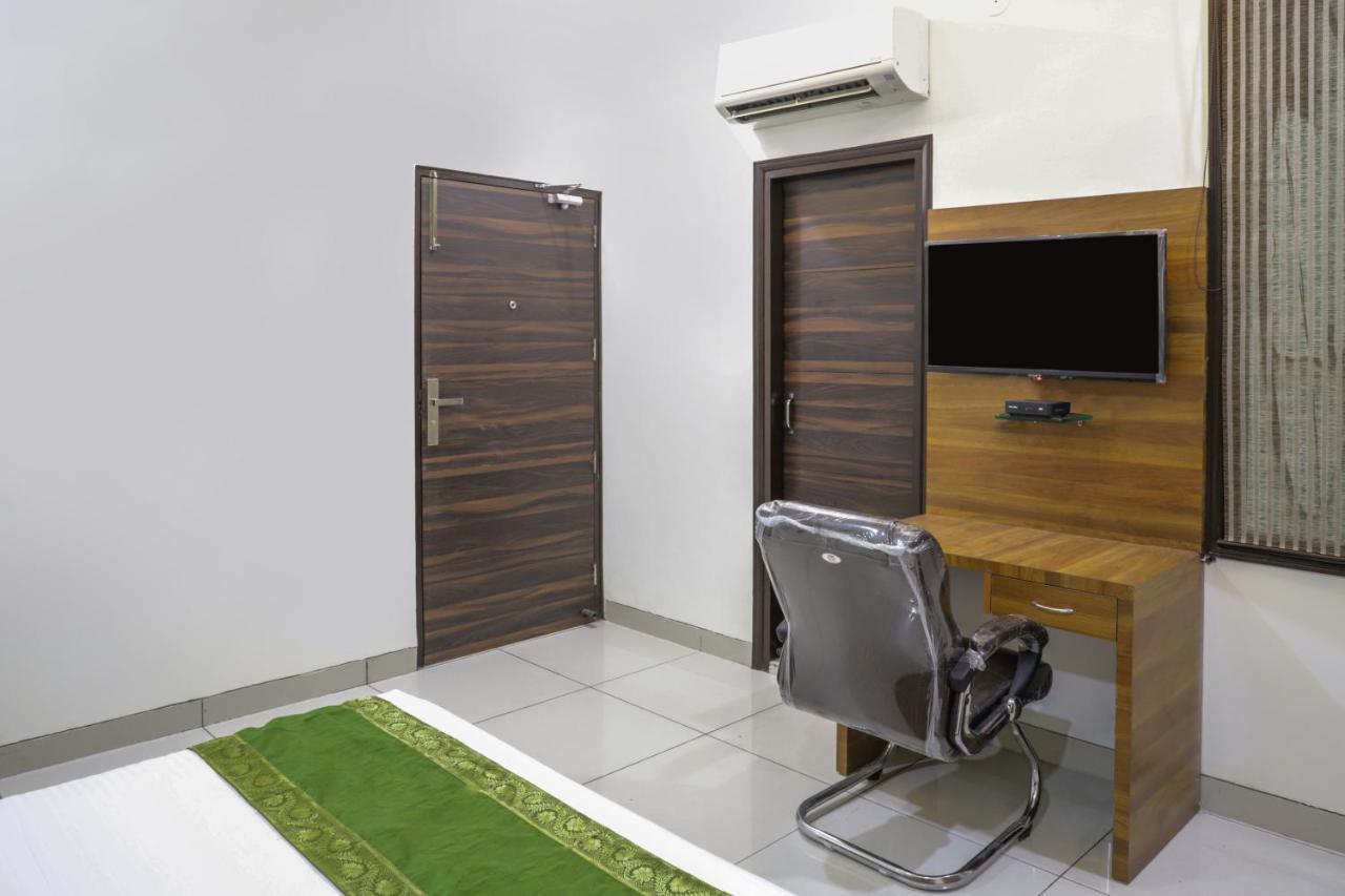 Treebo Trip Kapil Royalista Hotel Ludhiana Bagian luar foto