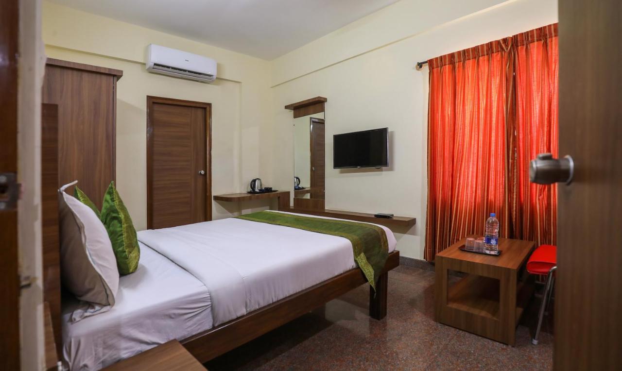 Treebo Trip Kapil Royalista Hotel Ludhiana Bagian luar foto