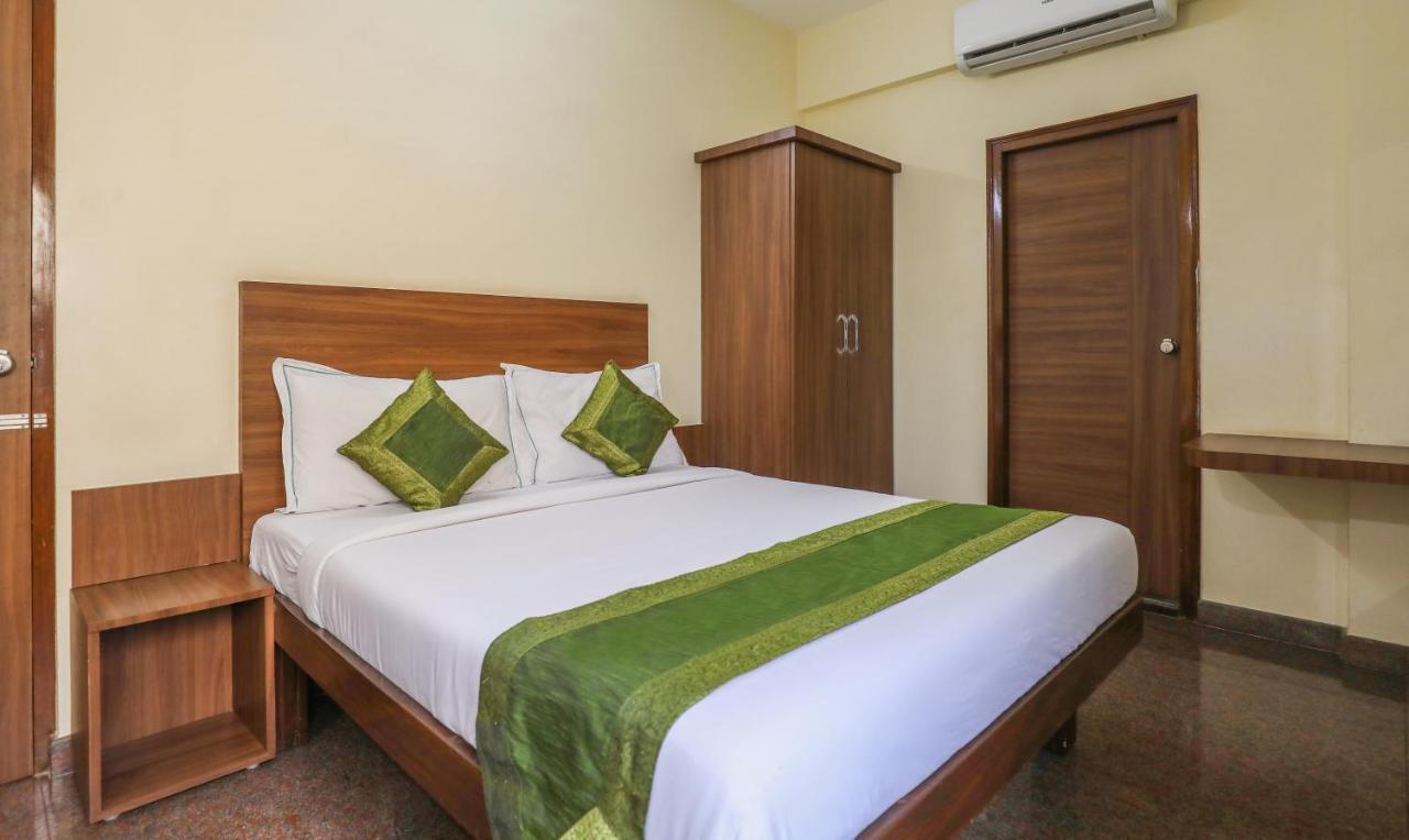 Treebo Trip Kapil Royalista Hotel Ludhiana Bagian luar foto